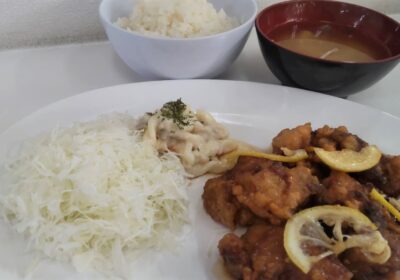 から揚げのレモンソース煮定食！　レモンの酸味とから揚げが合わないわけがありません。　絶品でした！